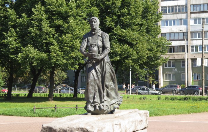 Памятник охтенка в Санкт-Петербурге