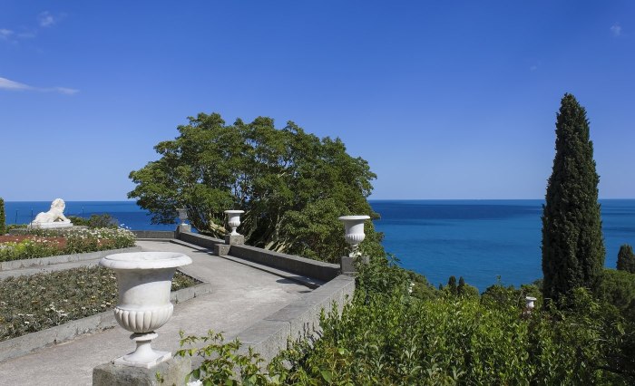 Крым Алупкинский дворец кипарисы