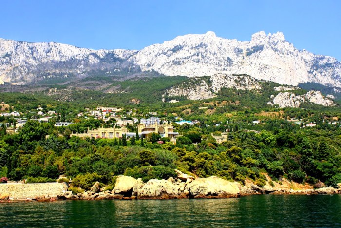 Алупка горы и море