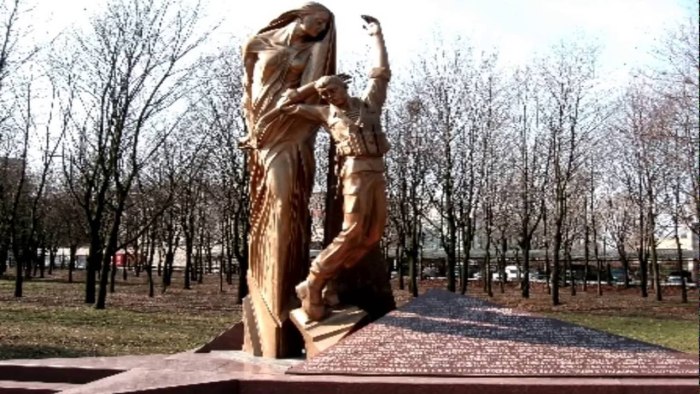Сквер памяти памятник Луганск