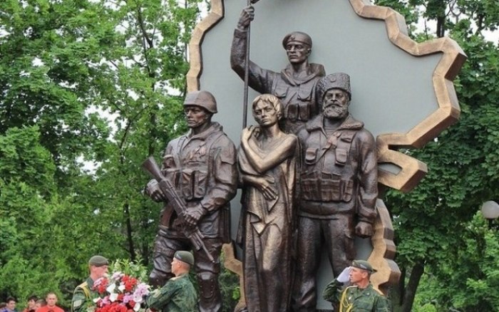Луганск памятник защитникам Республики
