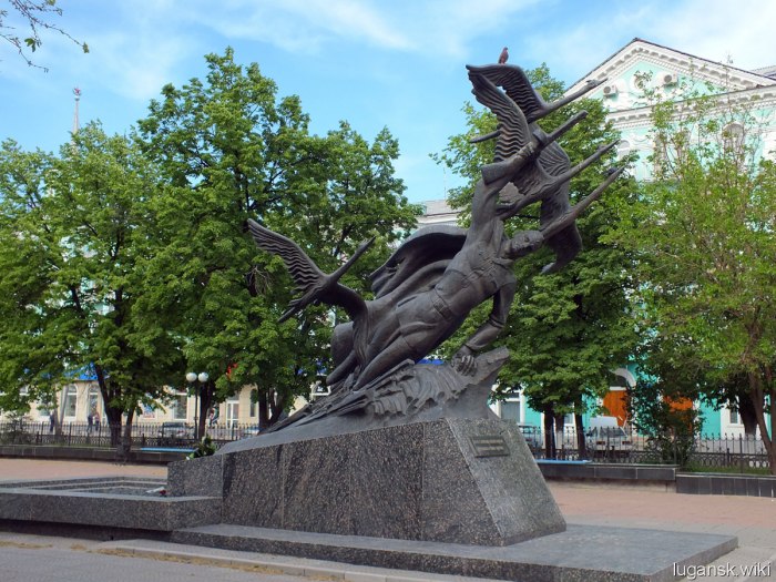 Памятник Журавли в Луганске