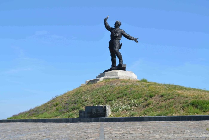 Памятник комбату в Славяносербске