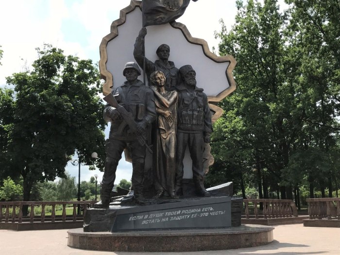 Луганск памятник защитникам Республики