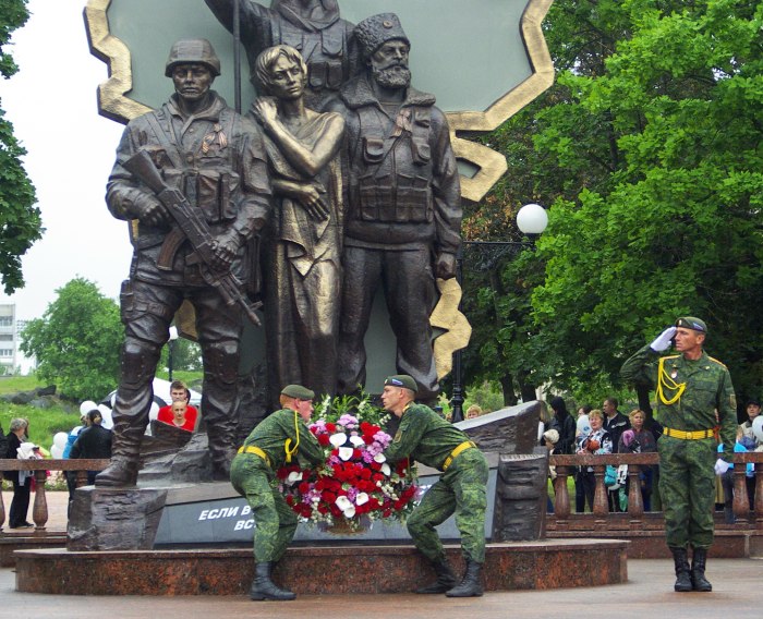 Памятник защитникам Луганска Луганск