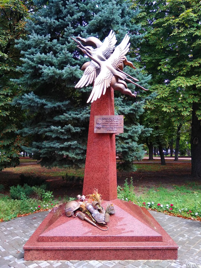 Памятник погибшим воинам с журавлями