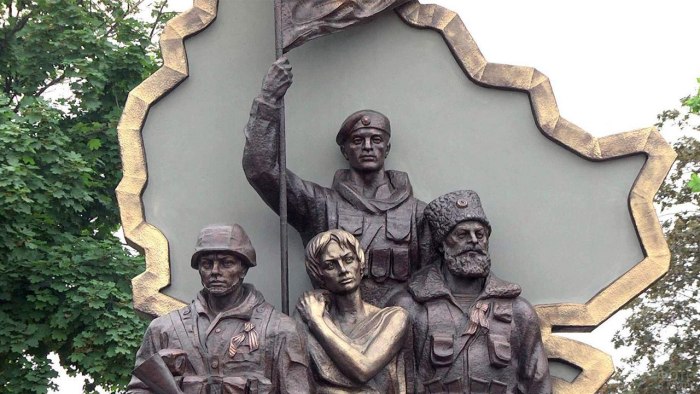 Памятник защитникам Луганска Луганск