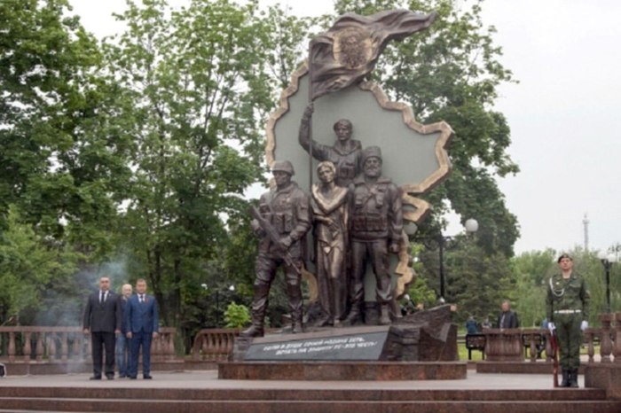 Памятник они отстояли родину в Луганске