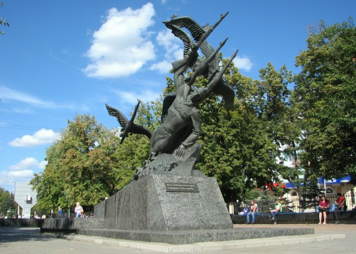 Памятник Журавли в Луганске