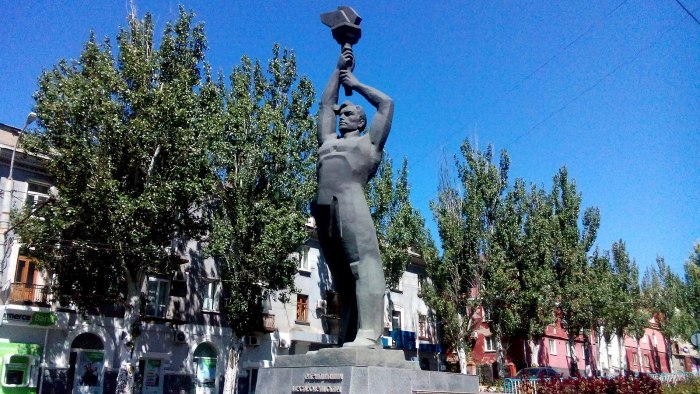 Памятник труженнику в Луганске