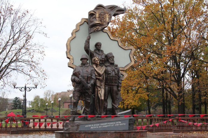 Памятник защитникам Луганска Луганск
