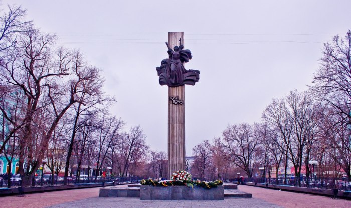 Памятник войнам в Луганске