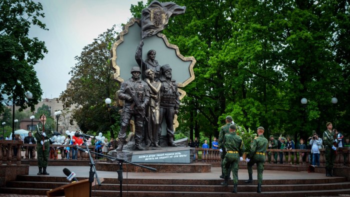 Памятник защитникам ЛНР