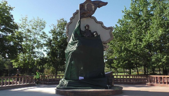 Памятник ополченцам в Луганске