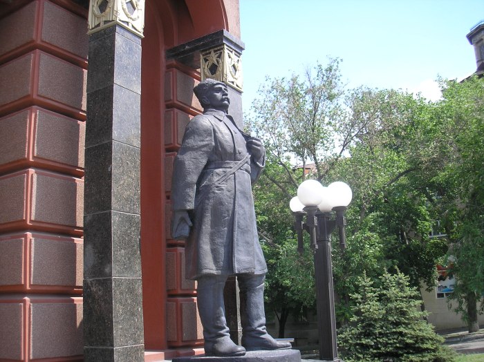 Мемориальный комплекс памятник борцам революции в Луганске