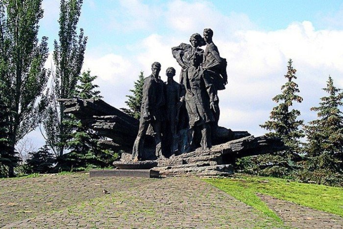 Памятник молодогвардейцам в Ровеньках
