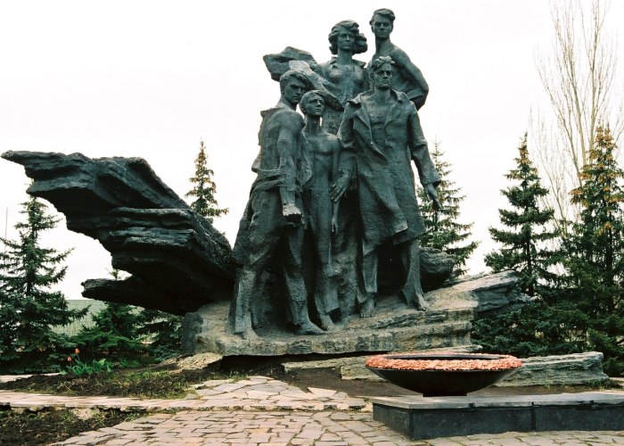 Памятник молодогвардейцам в Ровеньках