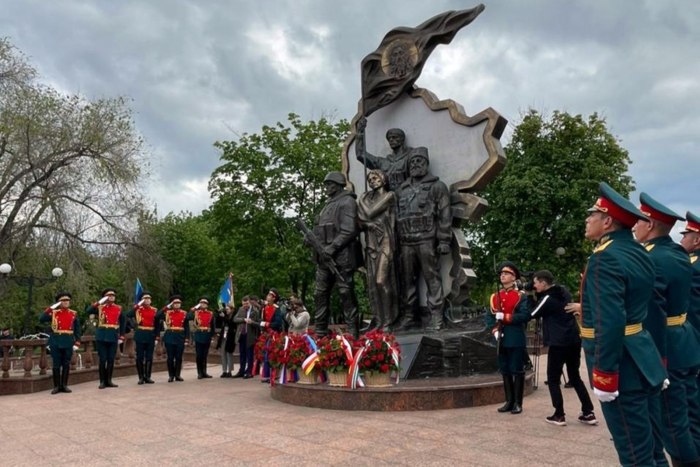 Памятник ополченцам в Луганске