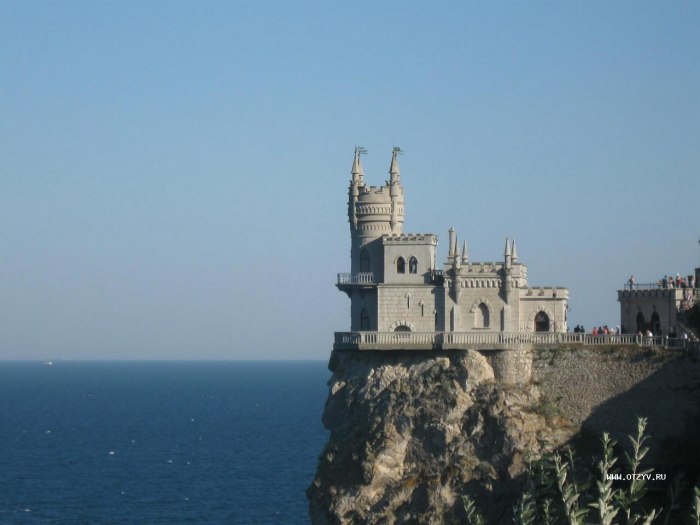 Замок гнездо ласточки