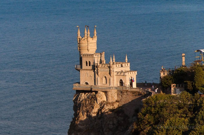 Аврорина скала Ласточкино гнездо с моря