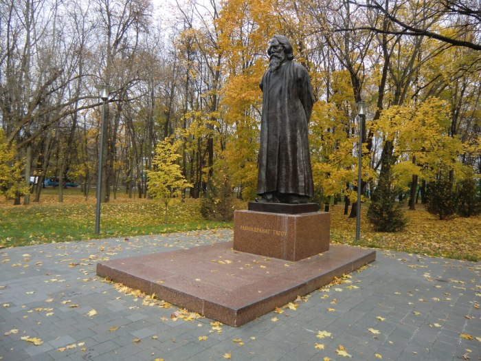 Парк дружбы Москва монумент