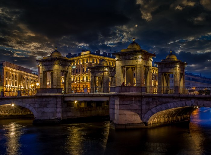 Единороги мост Ломоносова в Санкт-Петербурге