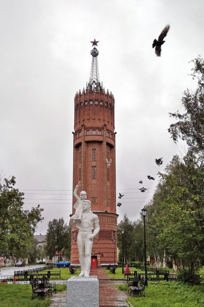 Башня Инта осень