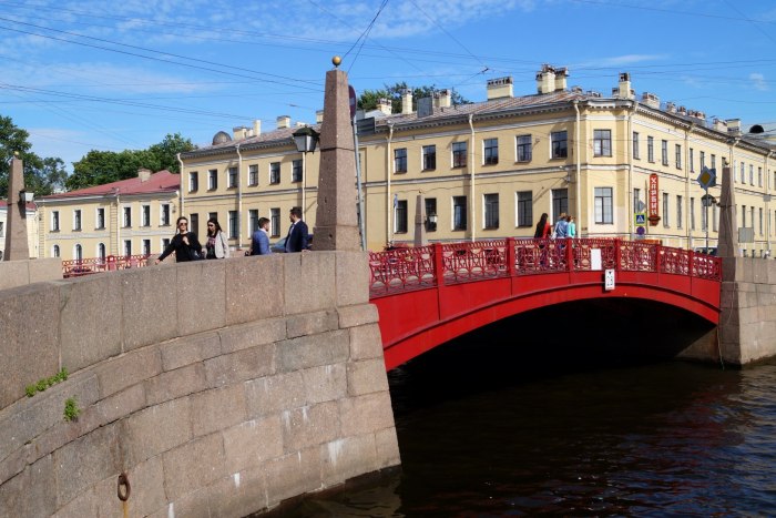 Красный мост в Санкт-Петербурге