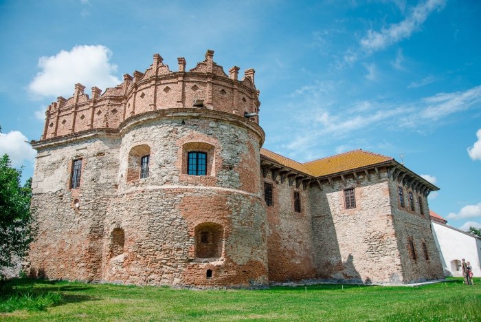 Замки Украины