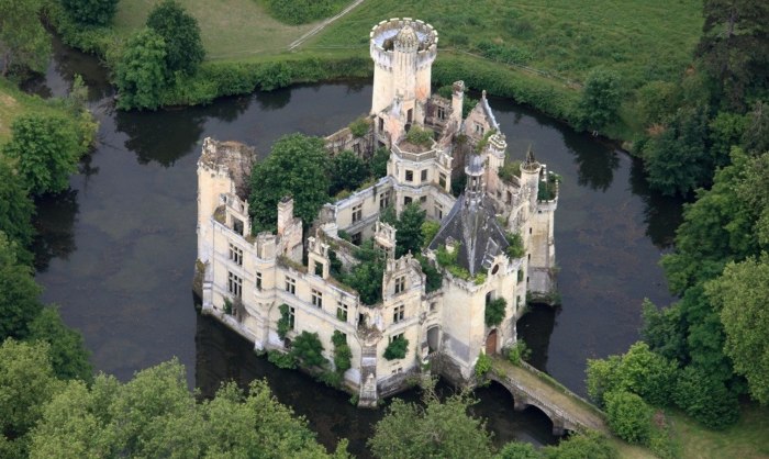 Замок Mothe Chandeniers, Франция
