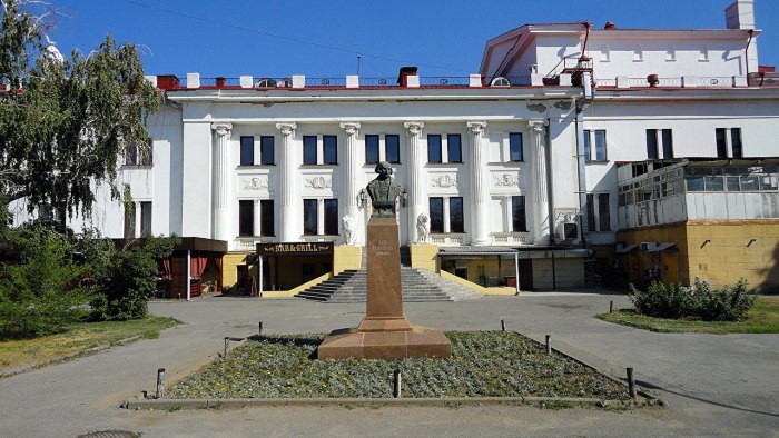 Волгоград Комсомольский сад памятник Гоголю