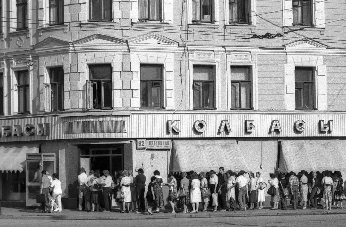 Очередь за колбасой в СССР