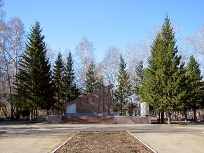 Памятник в березовой роще Новосибирск