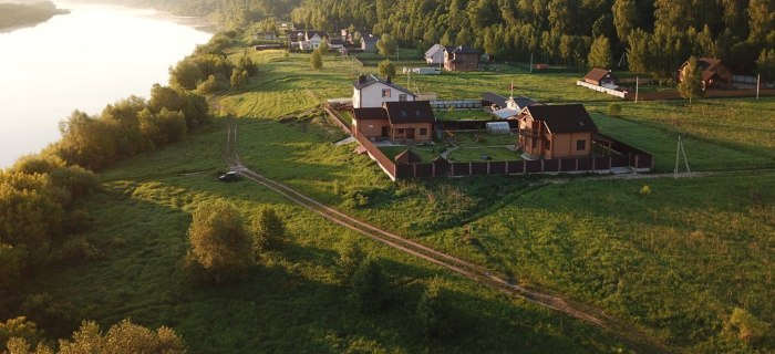 Коттеджный поселок на берегу реки
