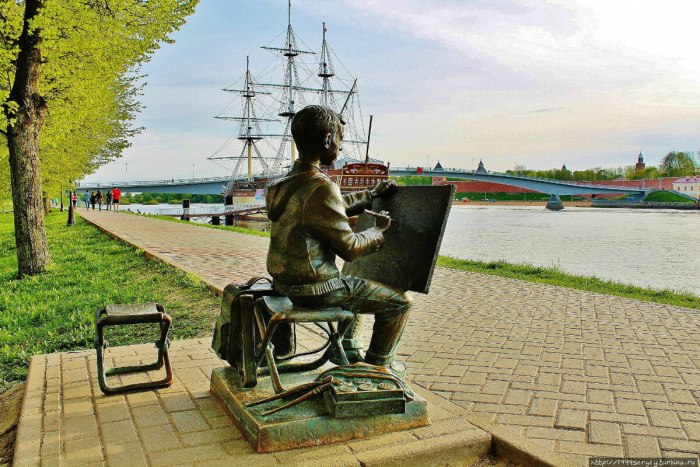 Памятник рисующий мальчик Великий Новгород