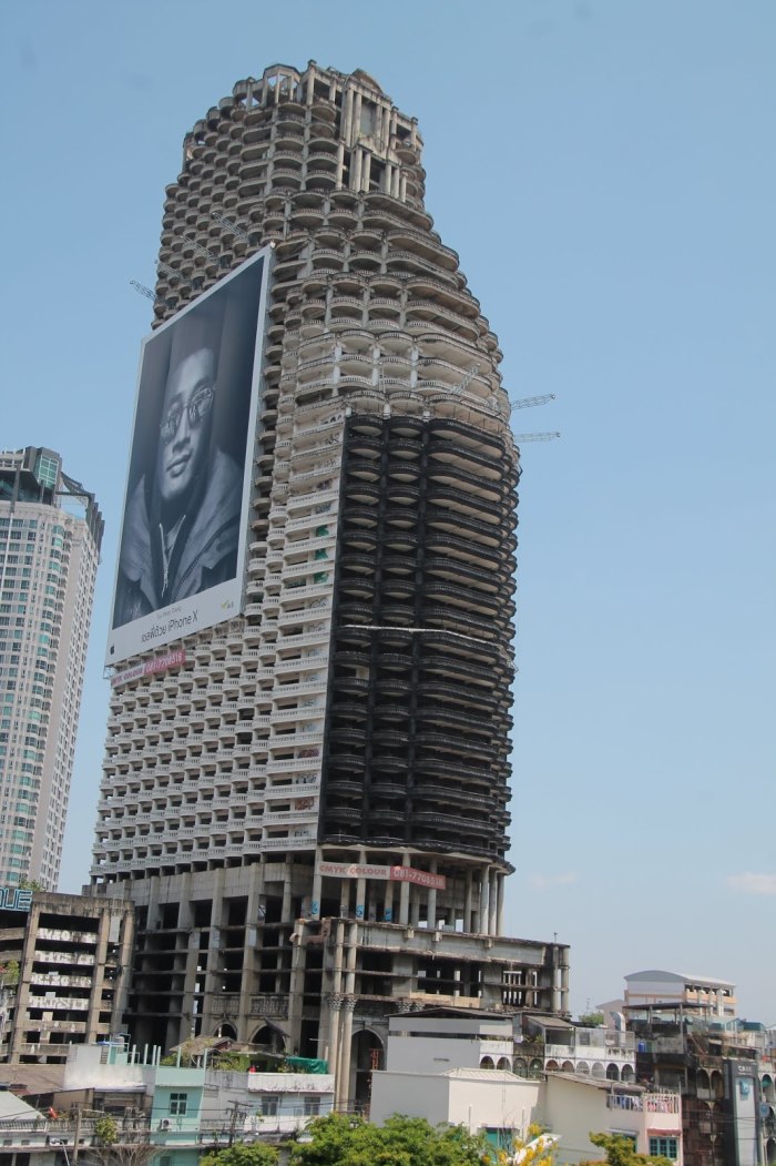 Небоскреб Sathorn unique Tower