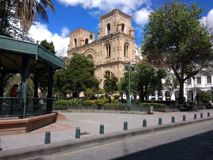 Parque Calderon Куэнка