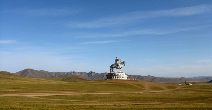 Монголия столица Улан Батор статуя Чингисхана