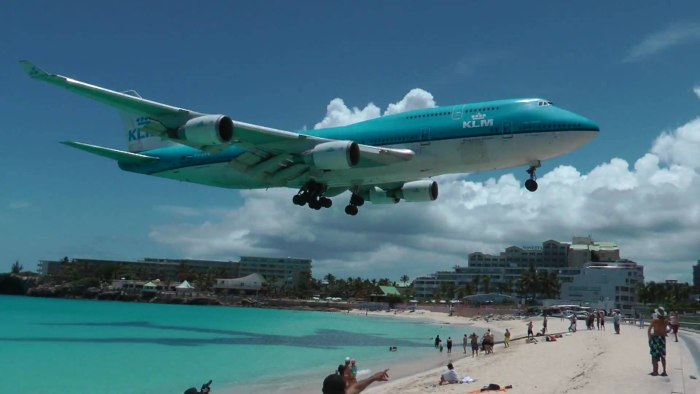 Над пляжем Боинг 747