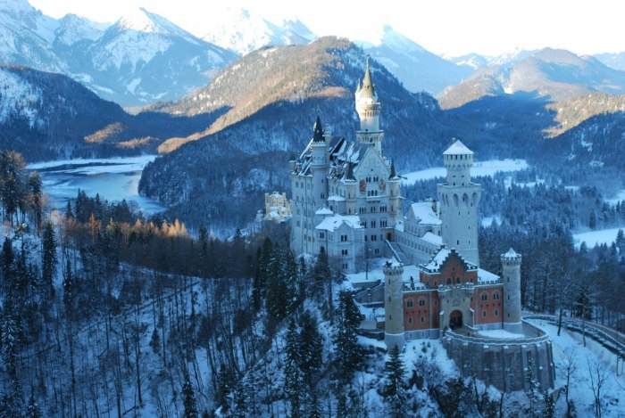 2. Замок Нойшванштайн (Баварские Альпы)