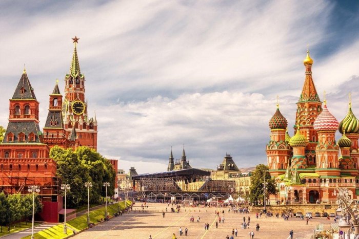 Экскурсия по московскому Кремлю идти
