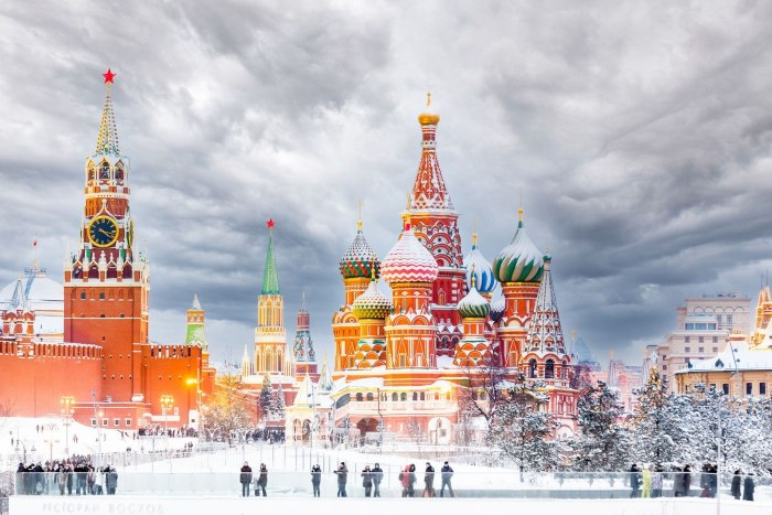 Москва Спасская башня и храм Василия Блаженного