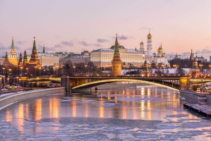 Кремлевская набережная зимой Москва