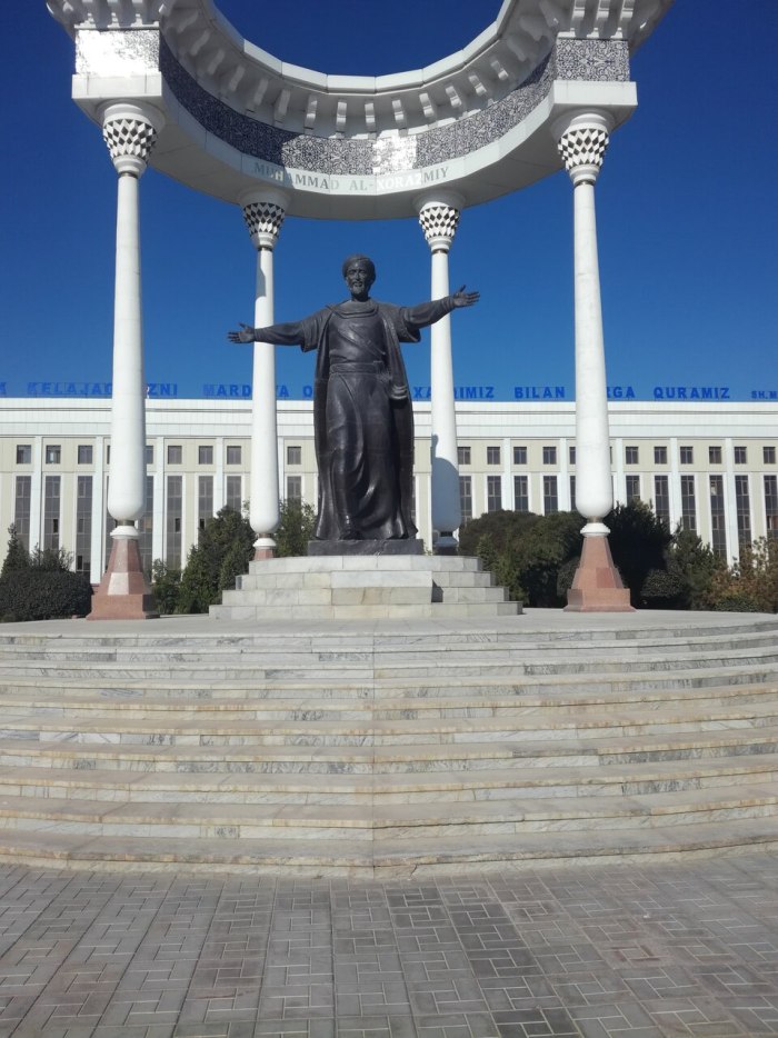 Памятник Аль Хорезми в Ургенче