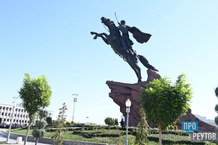 Памятник Мангуберди в Ургенче